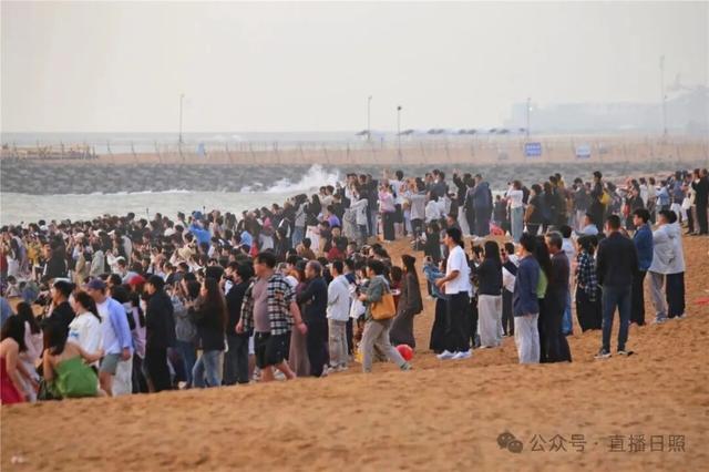 绝美！今早的日照海边，站满了人！