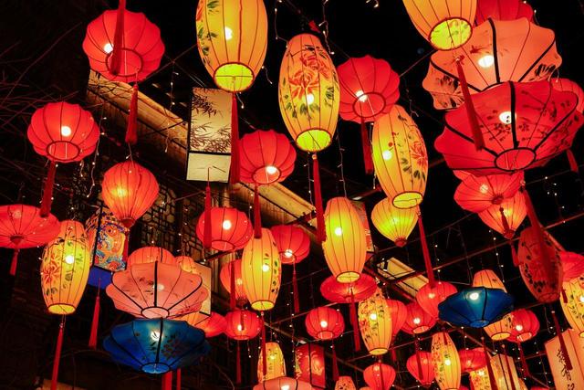上塘古运河变身“宋词不夜城”，这个七夕承包你的朋友圈九宫格！