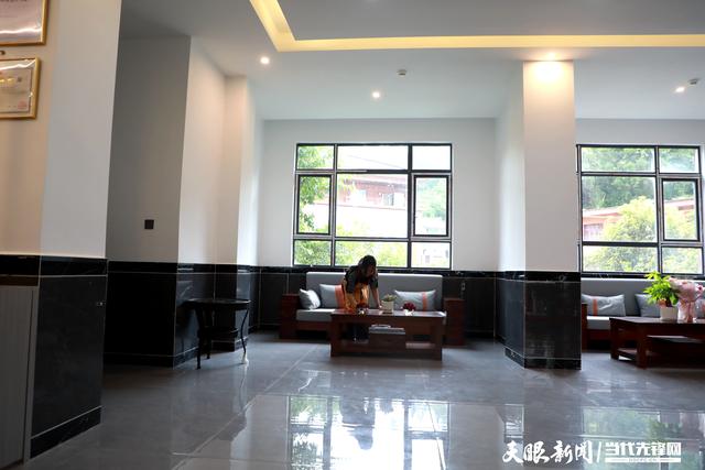 到这里，就像走亲戚｜在百里杜鹃初水湾民宿带，避暑客人与当地群众同吃同住同纳凉