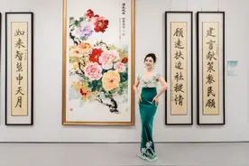 常思思受邀出席李小琳画展，演唱诗词歌曲唯美动人图片
