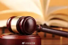 女子小区内散步踩到井盖掉7米深井内 小区井盖翻转致人骨折 物业担全责图片