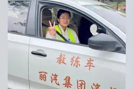 空乘专业毕业，浙江00后学车女教练口碑拉满，65岁老学员刚考出驾照图片