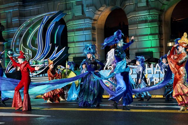 上海：黄浦江畔上演旅游节花车大巡游