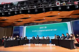 仲伟合：AI正在为教育带来巨大的便利，教师和学生都需要数字胜任……图片