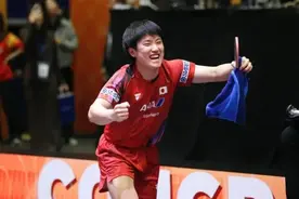 张本智和击败林诗栋夺冠，模仿樊振东奥运会庆祝动作，与中国籍教练相拥图片