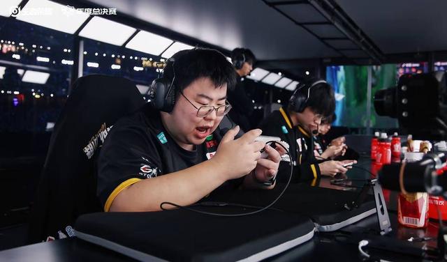 超六万人“鸟巢”见证传奇六连冠 成都AG超玩会成功蝉联2025KPL年度总决赛冠军