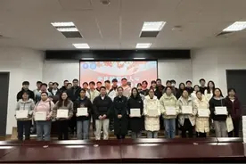 经济困难生捐52箱牛奶52个暖手宝！经历堪称逆袭图片