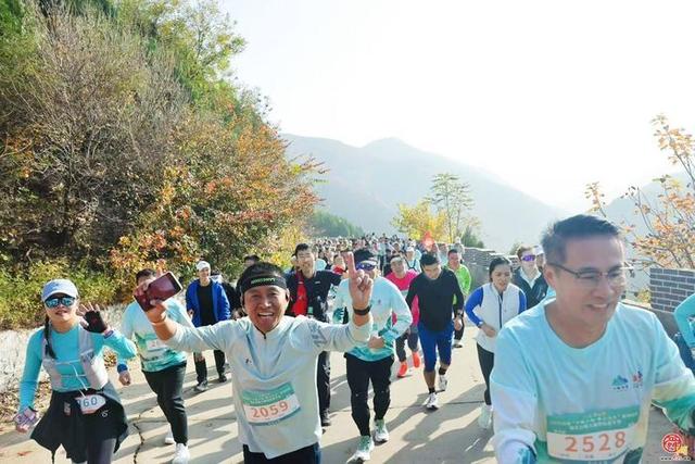 漫山红中千人竞逐！济南“一城山色·登山打卡”暨垛庄百峪大顶登山嘉年华成功举办
