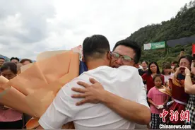 从山东到贵州 2000公里寻亲找到“另一个自己”图片