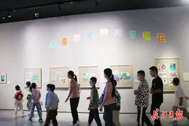“星星的孩子”用画笔描绘心中的世界图片