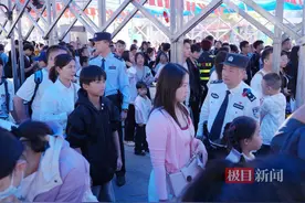 到武汉欢乐谷的游客有事你别慌，东湖公安的“移动警务室”就在你身边图片