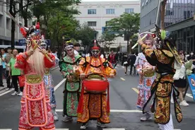 跳英歌舞视频走红网络！广州7名大学生化妆11小时、通宵未睡图片