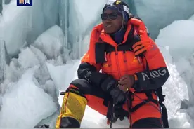 尼泊尔登山者再创纪录 第29次登顶珠峰图片