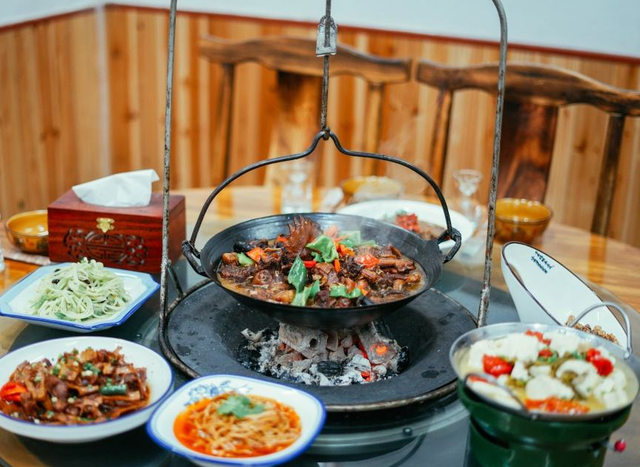 秋游六安看彩林 冬来滑雪泡温泉