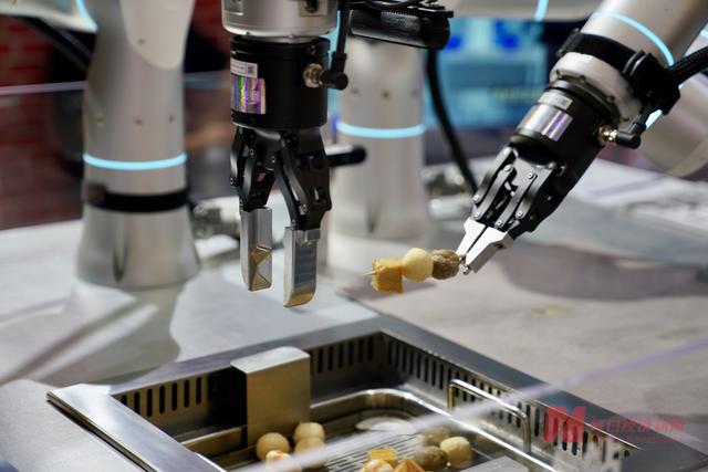 直击WAIC 2025丨上海变身未来实验室，机器人、尖端芯片、AI应用⋯⋯众多科技惊艳亮相