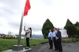潮声丨一个人的升旗仪式，如今传承给了一群人图片