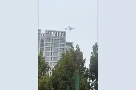 民航飞机悬停空中？物理专家：视觉错觉导致图片