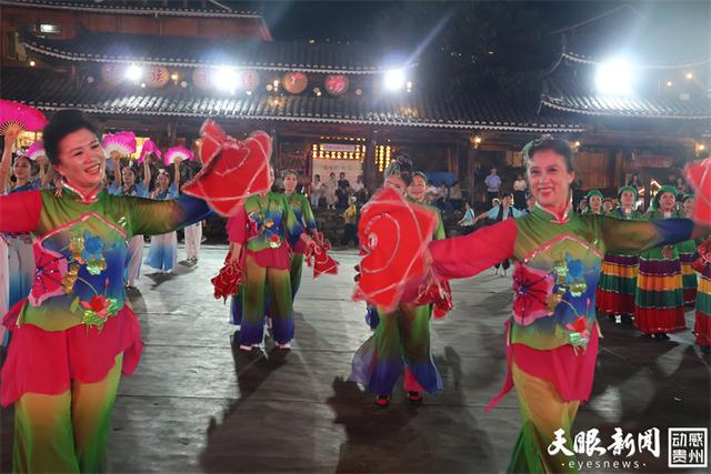 万家灯火映团结 银发舞步醉苗寨|2025年全国老年人健身广场舞大联动主会场巡游活动举行