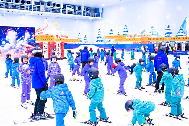 热雪江湖“冰雪+”国庆系列主题活动，点燃春城冰雪热情