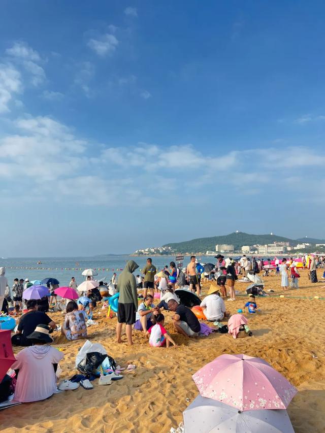 火爆！威海的海边，人山人海，场面壮观！