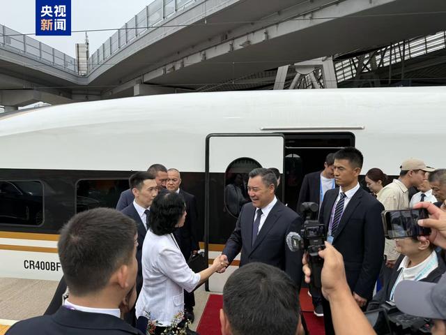 吉尔吉斯斯坦总统扎帕罗夫抵京