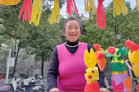 废旧水果泡沫网套再利用 七旬奶奶巧手编饰品图片