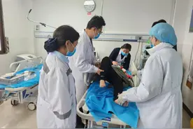 8岁女童4000米高原突发急症 成都色达两地接力成功救治图片