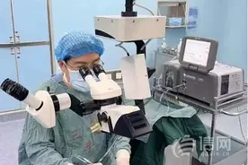 青岛三医眼科实施虹膜根部离断缝合术 助患者恢复清晰“视界”图片