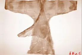 更大更轻！马王堆汉墓曲裾式素纱单衣将首次展出图片