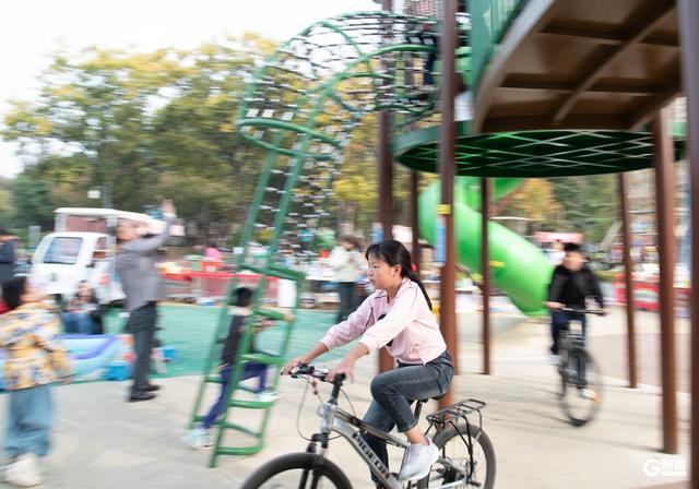 李村河畔，自然与欢乐交融