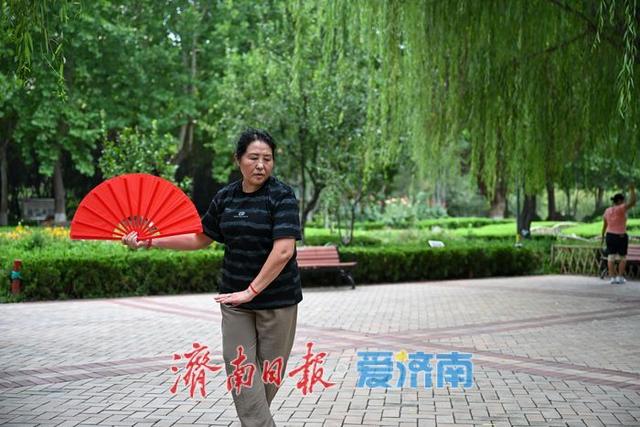 济南花圃公园：城市绿肺润民心