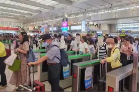 铁路单日售票创新高！有家长抱娃座位上大便？12306回应→图片