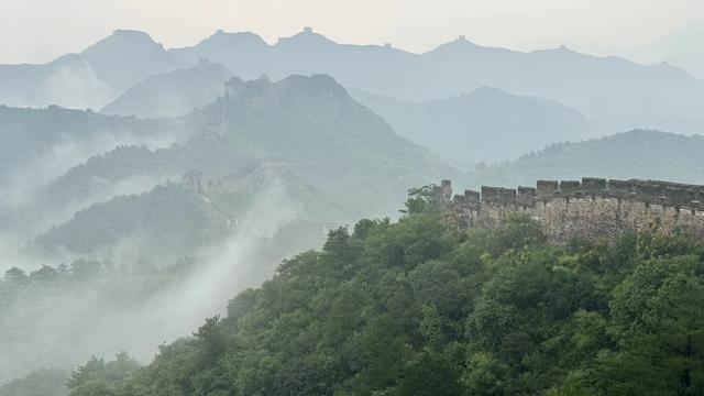 河北滦平：烟雨长城 云雾缭绕