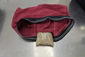 男子身穿特制内裤在裆部藏339颗珍珠！欲在深圳入境被拦截图片