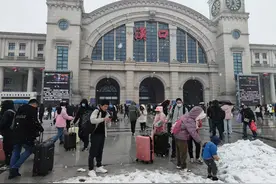 实探汉口火车站：多趟列车晚点或停运，现场设汽车售票点，工作人员引导旅客从地下进站图片