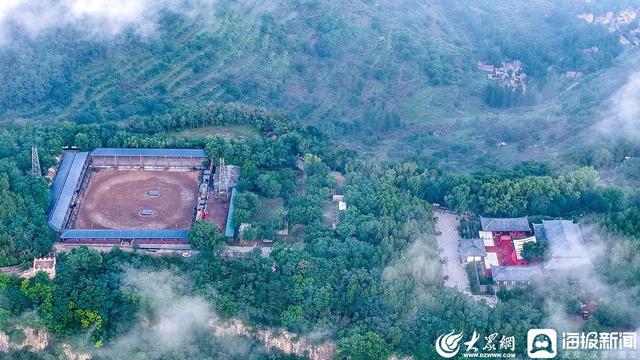 临沂：天上王城景区云雾缭绕