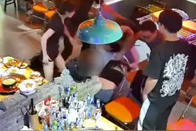 男子火锅店强行结账欲搭讪，被拒绝后拖拽殴打女生，目前警方已介入调查图片