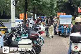 福州市区一人行道被小摊贩“占领”！部门出手了→图片