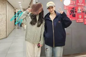 Angelababy与网友合影：主动脱下口罩，对粉丝真的很好，绝对有168cm图片