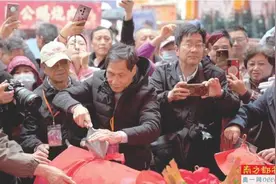 万人千岁盆菜宴 南狮跑进大商场图片