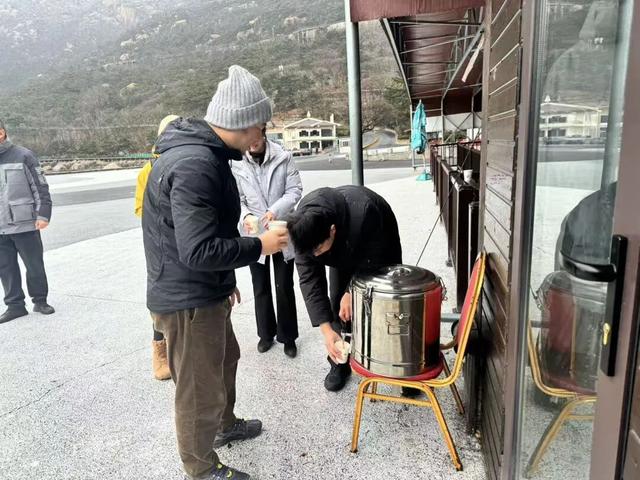 火上热搜！雪后崂山美到刷屏，市民游客排队打卡！