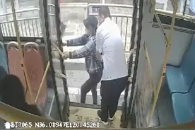 车载监控定格暖心瞬间，公交司机传承敬老助老美德图片