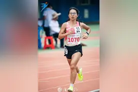 巴黎奥运会大众马拉松女子组冠军是中国女程序员，跑得比谷爱凌还快，高三才见到400米跑道图片