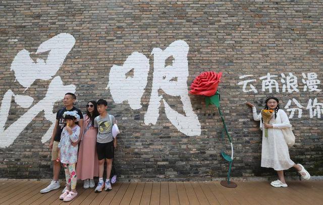 盛夏入伏时节   清凉春城引客来