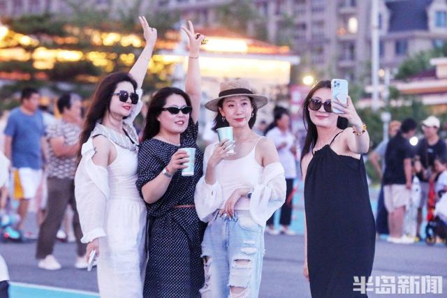 夏夜人潮涌，在这里啤酒与星光同醉