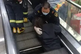 惊魂一幕！女子半截身体被“卷入”扶梯图片