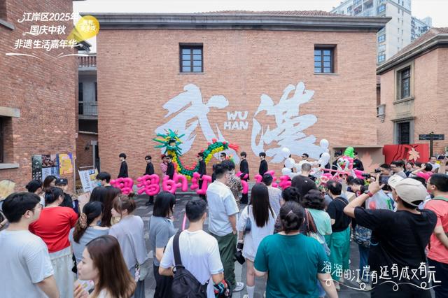 酒店满房，街区销售同比提升30%， 江岸汉口历史风貌区双节客流创新高