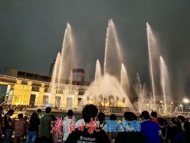 一年四季 泉在济南丨泉城广场音乐喷泉引客流高峰，夜经济再添文旅活力