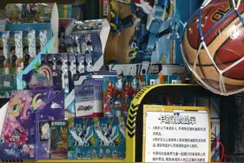 家长反映孩子抽卡牌盲盒半年花近10万元 律师：若诱导未成年人过度消费或涉赌博图片