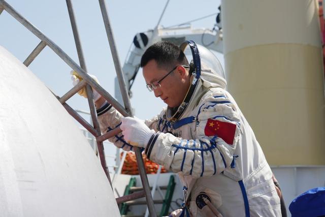 神二十一乘组航天员张洪章：带着自己实验飞天的载荷专家